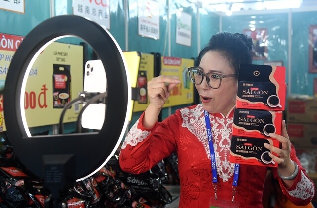 去年9月的中国-东盟博览会展览现场，一名参展工作人员在通过网络推销越南咖啡 ...