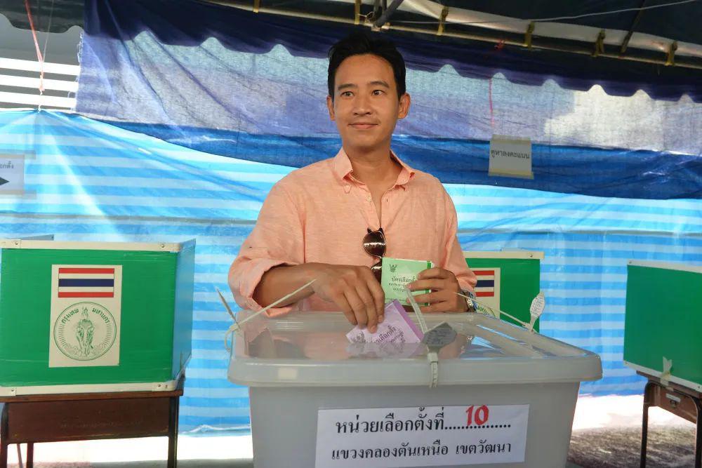 泰国远进党总理候选人皮塔在曼谷一处投票站投票