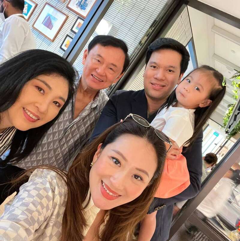 贝东丹带着丈夫和大女儿飞往了新加坡，跟父亲和姑姑团聚
