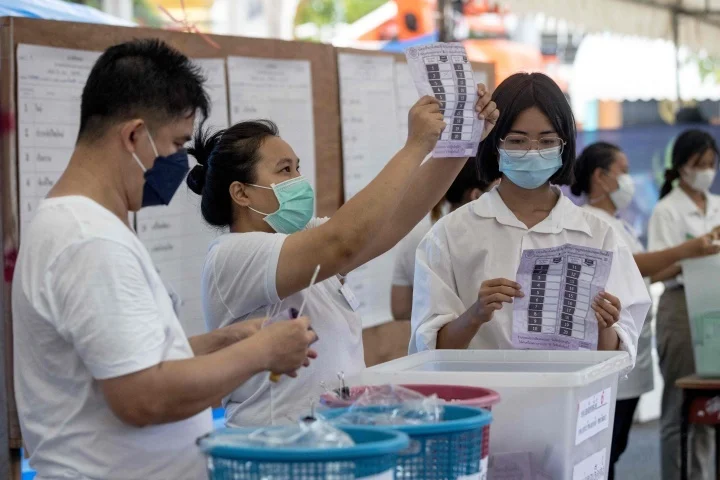 工作人员在泰国曼谷一处投票站关闭后统计选票