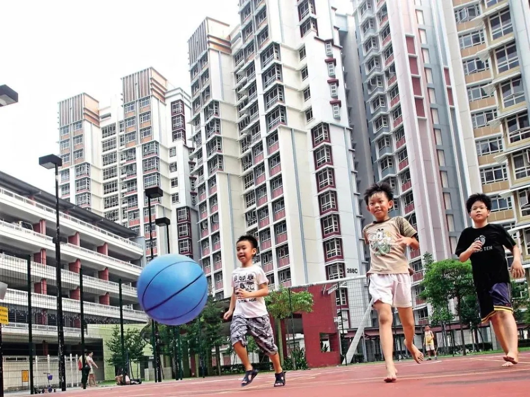 新加坡组屋旁玩球的孩子们