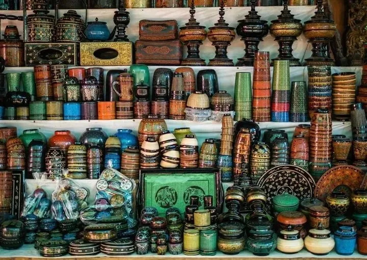 缅甸蒲甘是漆器之乡，手工漆器是外国游客爱买的纪念品之一