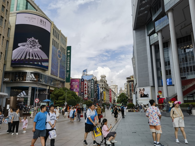 南京东路步行街客流很大，但也面临商场之间竞争激烈