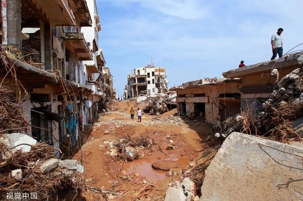 利比亚德尔纳，民众在检查被山洪破坏的地区
