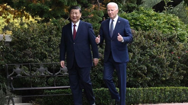 美国总统拜登（右）和中国国家主席习近平在会晤后一起散步