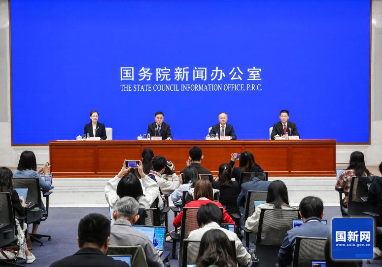 国新办举行新闻发布会，中国人民银行行长潘功胜、国家金融监督管理总局局长李云泽、中国证券监督管理委员会 ...