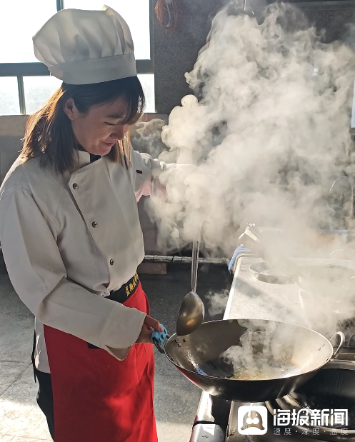 佟洁琼正在练习炒菜
