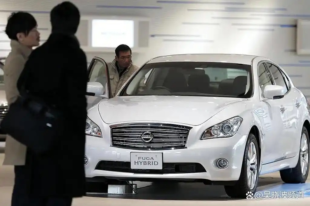 日本,正在挑选新车的顾客 日本,正在挑选新车的顾客