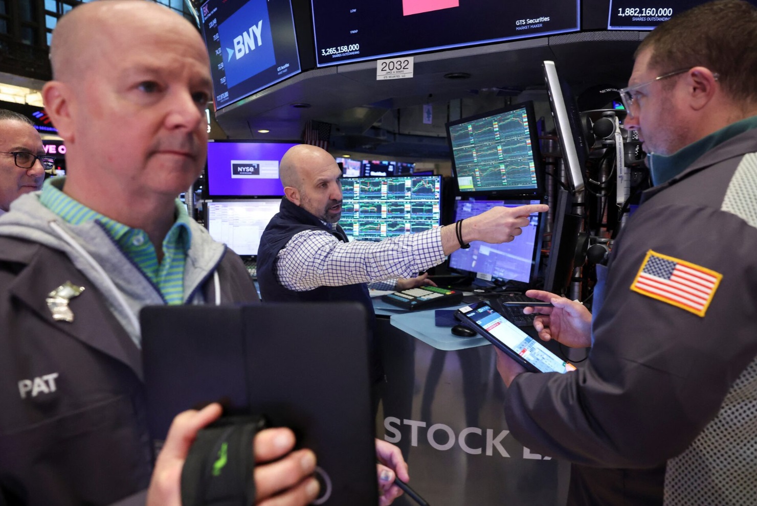 交易员在纽约证券交易所 (NYSE) 的交易大厅工作