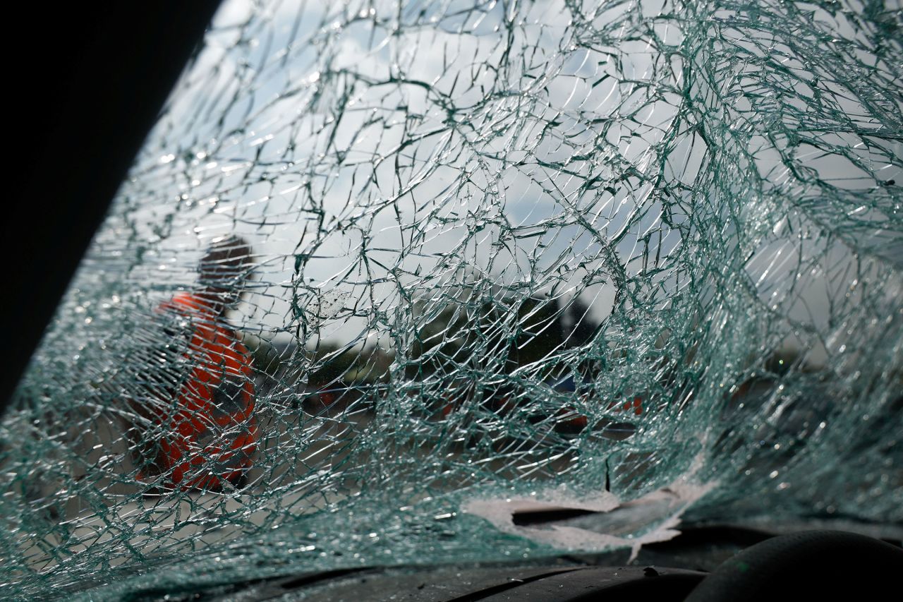 导弹袭击后，以色列内斯茨奥纳一辆汽车的挡风玻璃被砸碎