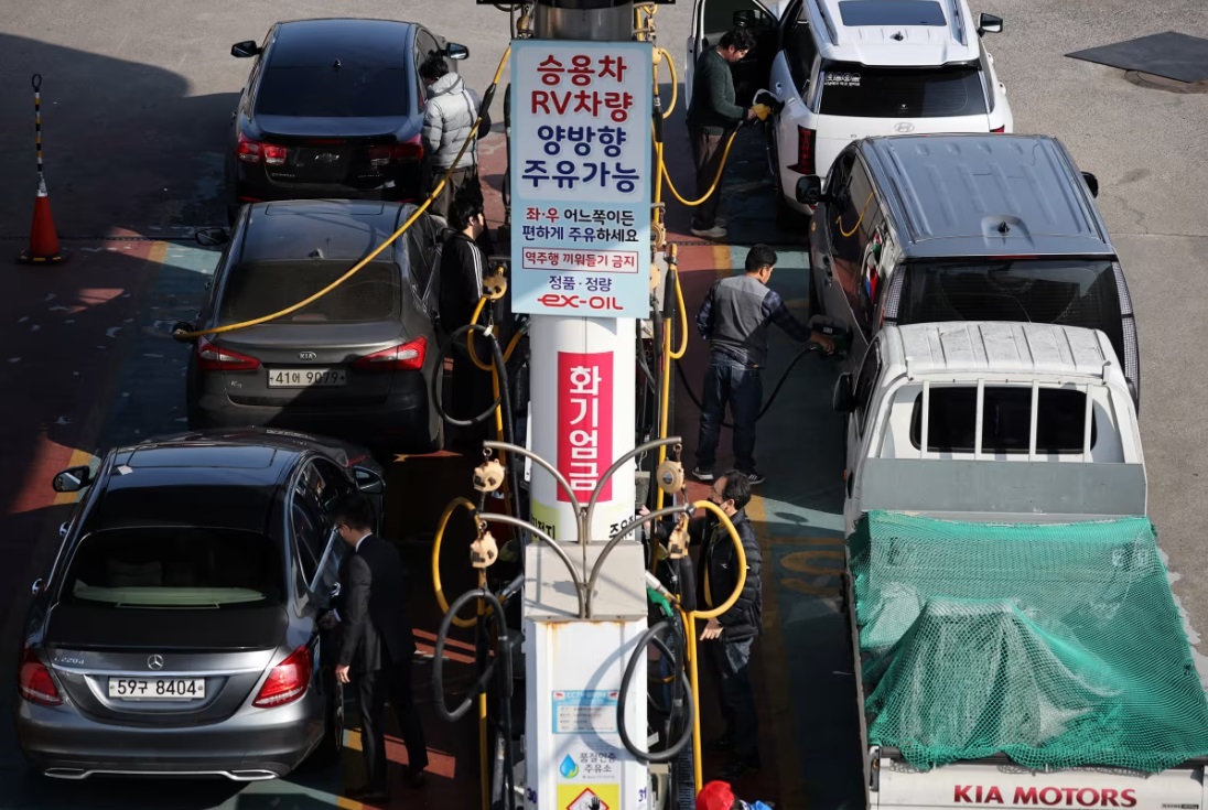 在韩国首尔，人们在加油站给汽车加油