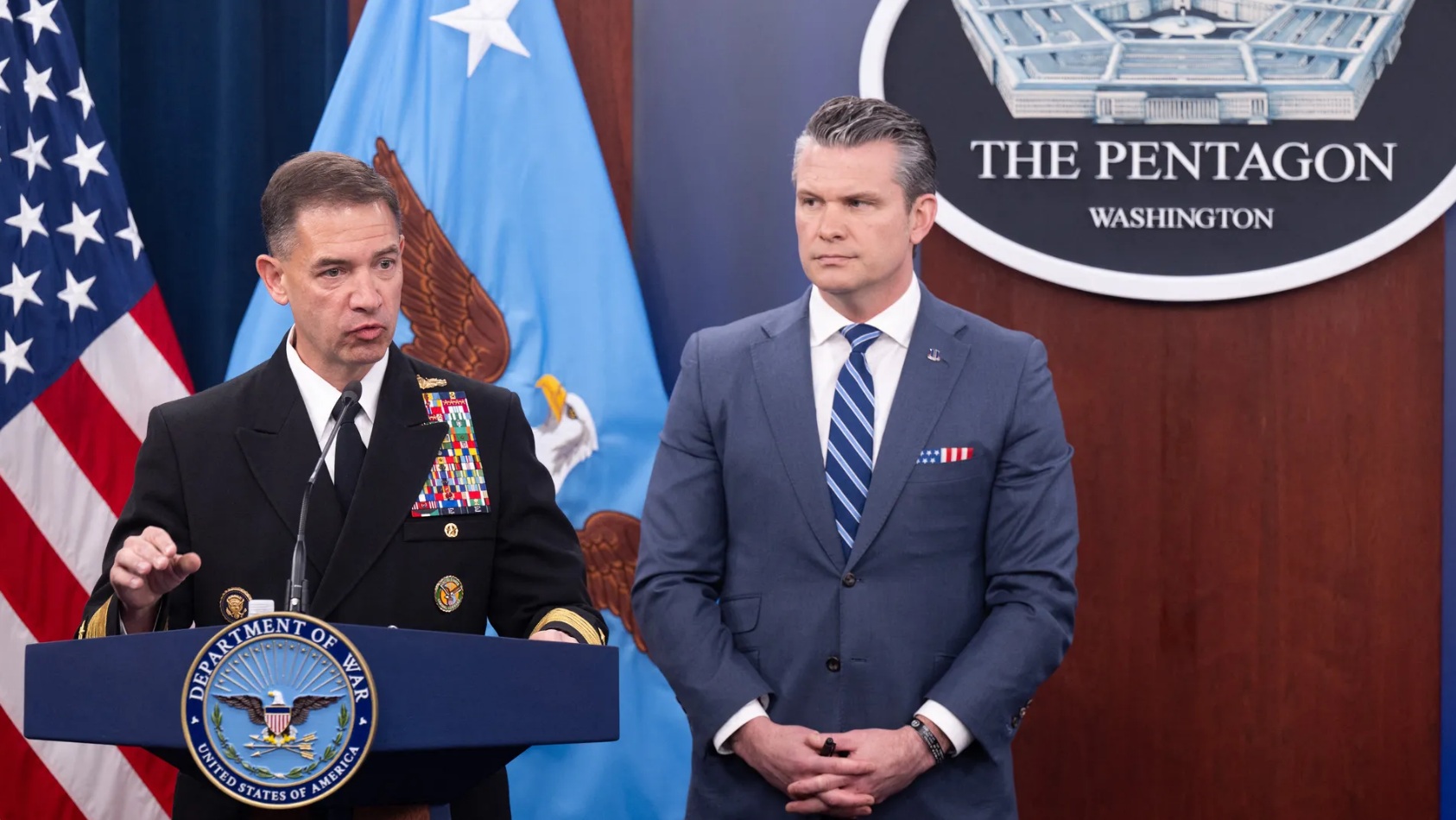 4月16日，海军上将布拉德·库珀（左）与国防部长皮特·赫格塞斯在新闻发布会上 ...