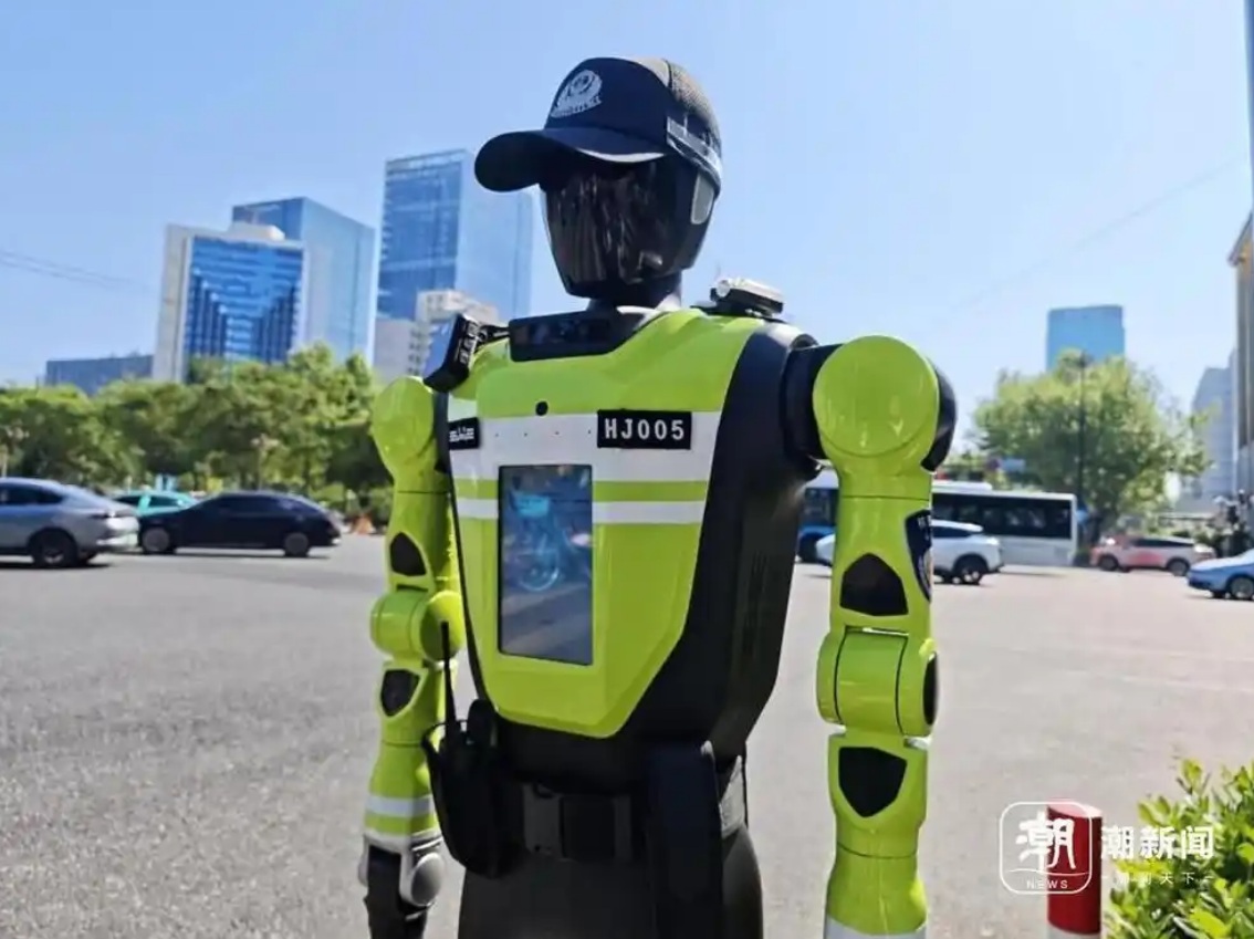 全国首个交通管理机器人中队“杭警智行”正式上岗
